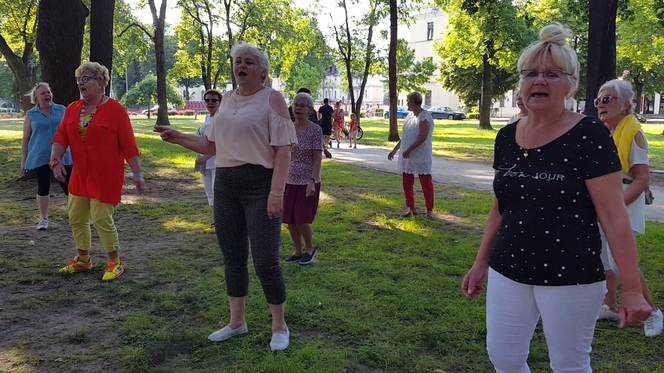Próby w parku. Wygraj siebie z Leszna przygotowuje nowy taniec [AUDIO/VIDEO]  