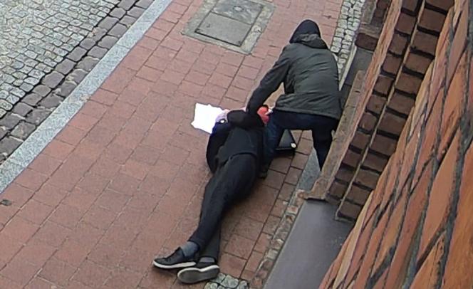 Wyszedł z komisariatu w Chełmży i runął na chodnik. Bohaterowie ruszyli mu na ratunek 