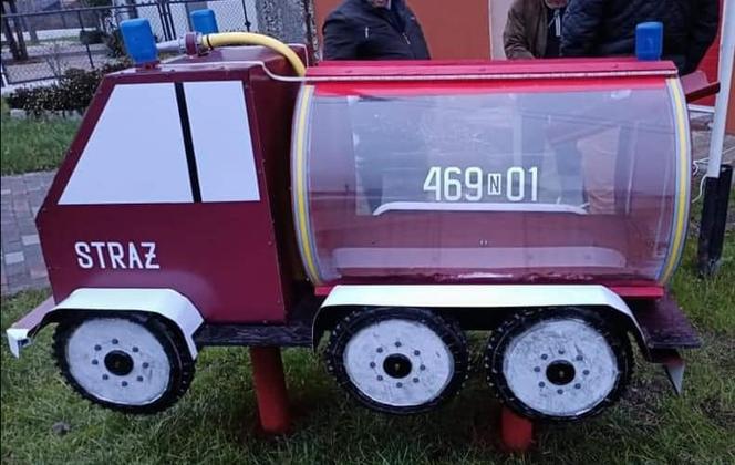 Strażacy sami zbudowali sobie wóz bojowy. Będzie ratował dzieci! [FOTO]