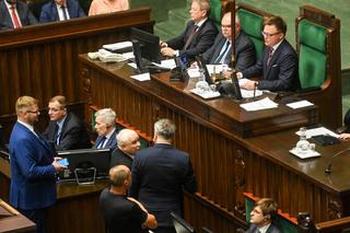 Niebywałe sceny w Sejmie tuż przed głosowaniem ws. Wosia. Kaczyński podbiegł do Hołowni! Nie był sam 