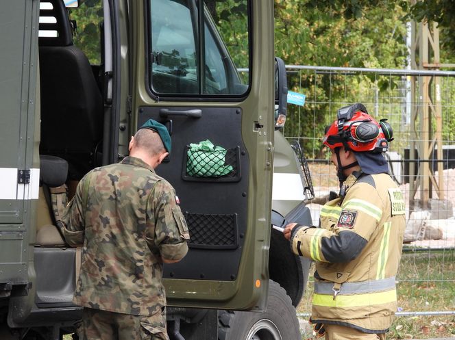Śmiertelnie niebezpieczne znalezisko na budowie. Wstrzymany ruch pociągów i autobusów