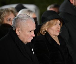 Prezes PiS pod więzieniem w Radomiu. Wcześniej czcił pamięć po matce