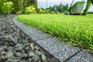 Jak głęboko wkopać obrzeże między trawnikiem a rabatą? Radzi ekspert