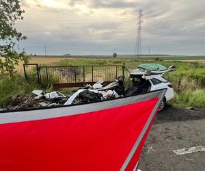 Pyskowice. Nie żyje młody kierowca. Z opla niewiele zostało, wskazówka na liczniku zatrzymała się na 160 km/h