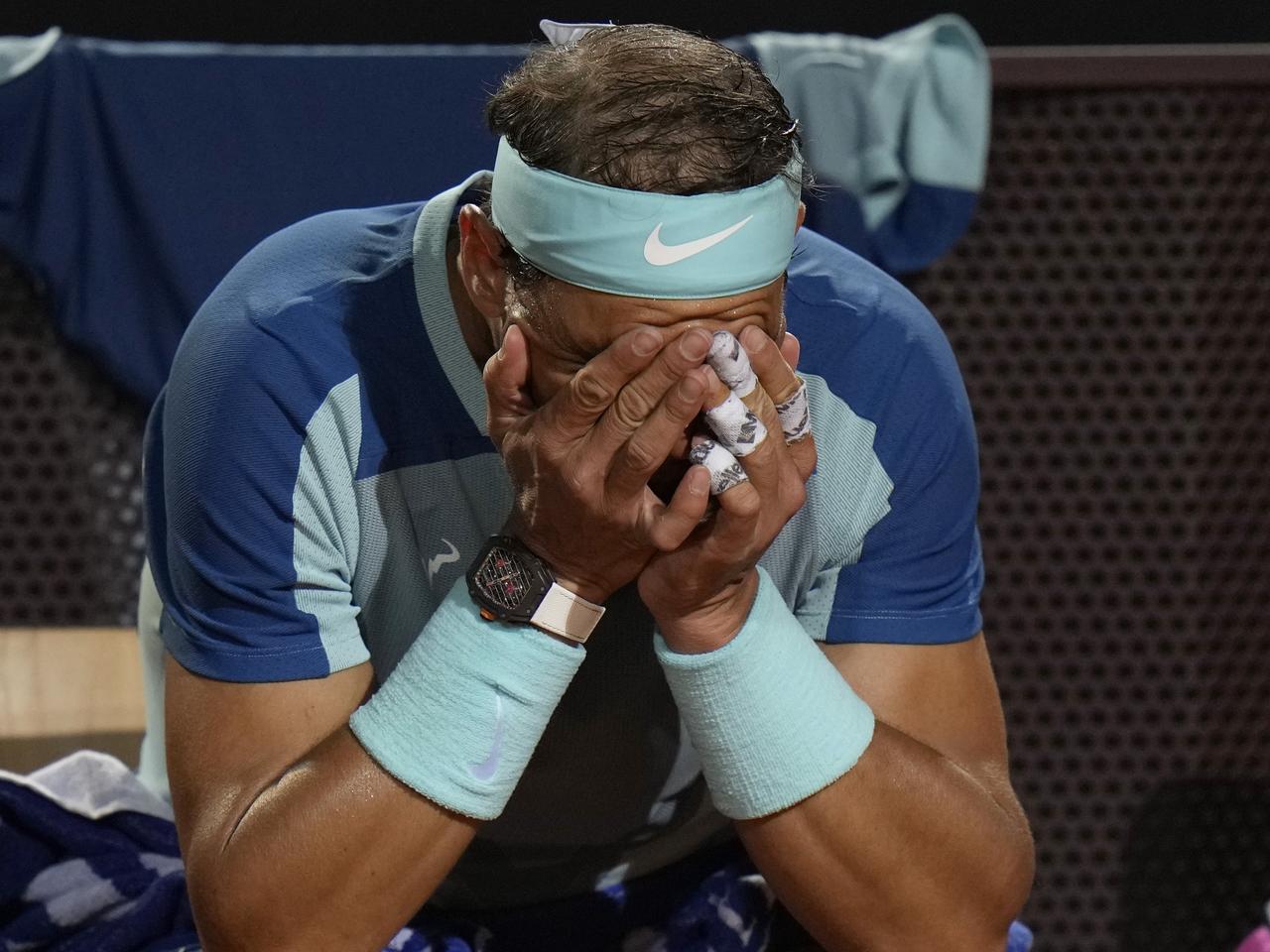 Łzy cisną się do oczu. Rafael Nadal nie wystąpi w Australian Open, kolejna kontuzja