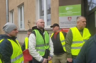 Protest rolników 4 kwietnia w Olsztynie. Strajkujący zostawili ministrowi Kulaskowi butelkę z nawozem