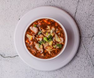 Zupa gyros z kurczakiem. Domowa zupa à la kebab doda energii i poprawi humor