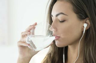 Czy picie wody rzeczywiście nawilża skórę? Prawda czy mit?