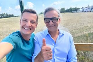 M jak miłość po wakacjach 2023. Paweł (Rafał Mroczek), Jacek Milecki (Robert Gonera) na planie