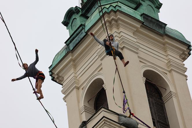   Urban Highline Festival 2023 w Lublinie. Slacklinerzy robią cuda na linach!