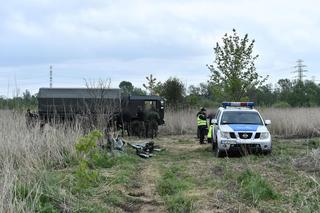 Warszawa. Wojsko wyciąga samolot, który wpadł do bagna