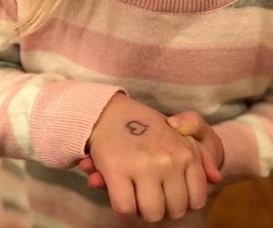 Ta mama każdego dnia rysuje córce na dłoni serduszko. Powód rozdziera do łez