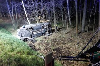 Wypadek na DK1 w Kobiórze. Samochód staranował tablicę informacyjną