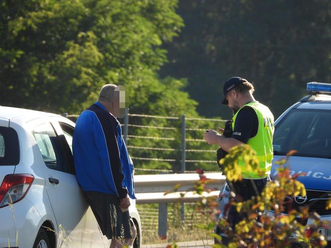 Chciał wjechać pod prąd na S8 pod Warszawą. Wyszedł z auta i prawie zasnął na drodze