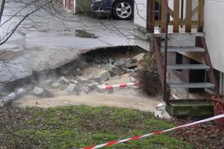 Na głowę dziecka wylał się wrzątek. Makabryczna awaria sieci wodociągowej na Woli. Jedna osoba ranna
