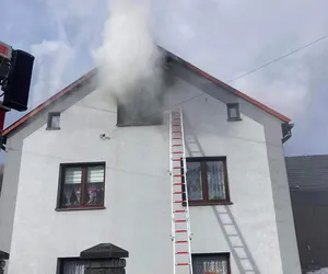 Pożar w Sopotni WIelkiej. Spaleniu uległo poddasze domu rodzinnego