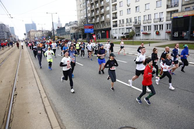 Bieg na Piątkę 2024, Warszawa - zdjęcia. Biegłeś? Szukaj się w galerii!