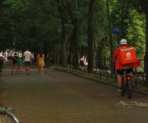 Tak mieszkańcy Wrocławia ochładzają się przy fosie miejskiej. Zobacz, jak wrocławianie spędzają letnie wieczory [ZDJĘCIA]
