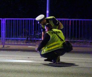 Śmiertelny wypadek w Nowym Dworze Mazowieckim. Osobówka zmiotła motocyklistę z jezdni