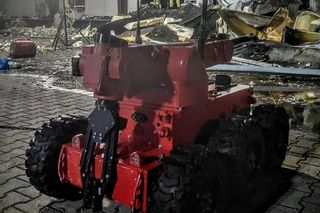 Kawle. Strażacy usuwają zniszczenia po pożarze hali przetwórstwa drobiu. W akcji robot gaśniczy i drony