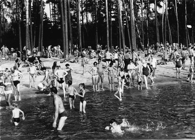 Wypoczynek dzieci i młodzieży nad wodą w Gołuchowie 22 lipca 1969 r. APK, Spuścizna Stanisława Perlińskiego z Kalisza