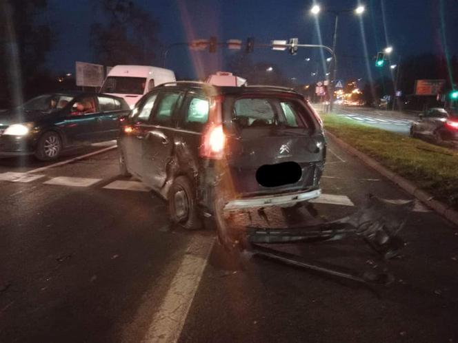 Zderzenie dwóch osobówek na os. Leśnym w Bydgoszczy [ZDJĘCIA]