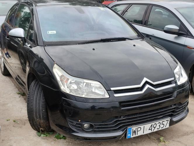 Drogowcy znów sprzedają wraki z ulicy. Wśród nich jest Chrysler w kwiatki