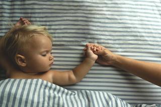 Czy moje dziecko się wysypia?. Ile snu potrzebuje maluch i do kiedy powinien mieć drzemki?