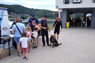 Policjanci nad Jeziorem Rożnowskim przypominali o bezpieczeństwie nad wodą 