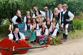 Członkowie Zespołu Pieśni i Tańca Ziemi Łosickiej zaprezentowali regionalne utwory takie jak „Jezioro” oraz „Polka Wiśniewska”