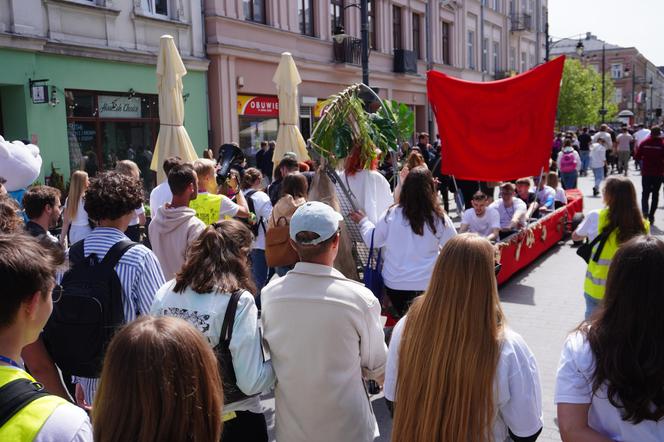 Pochód Juwenaliowy Łódzkich Uczelni. Studenci przejęli Łódź! [ZDJĘCIA]