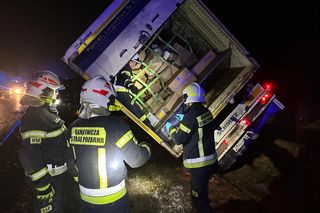 Makabryczny wypadek na DK10. Samochód rozerwany na strzępy. Kierowca nie przeżył