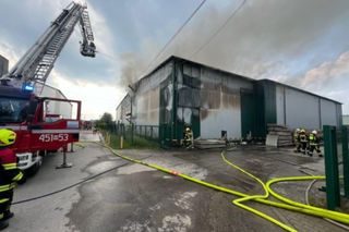 Pożar hali magazynowej koło Grójca 