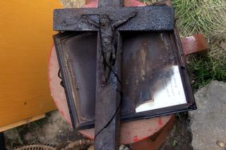 Stary krzyż babci Eugenii (91 l.).