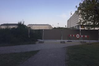 680-metrowe ogrodzenie na pl. Piłsudskiego w Warszawie