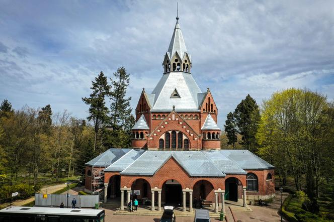 Kaplica na największym cmentarzu w Polsce ma już nowy dach