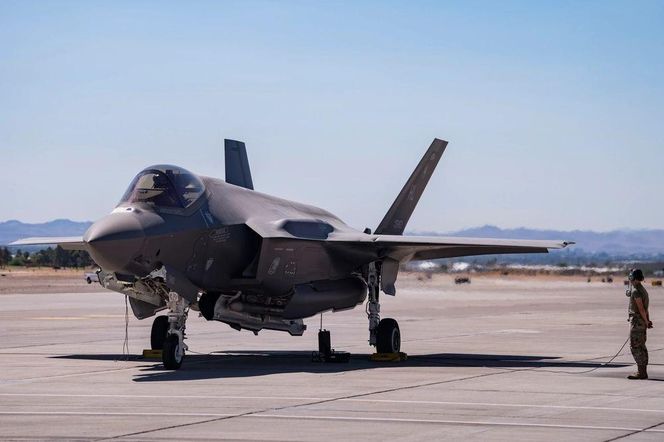 F-35A z bombą B61-12