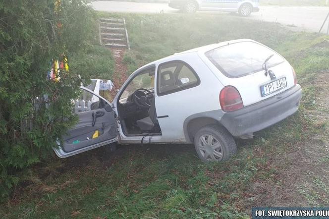 Opel Corsa uderzył w kapliczkę