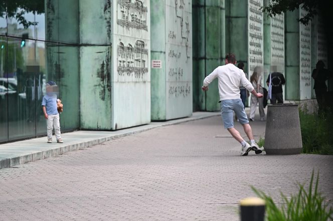 Filip Gurłacz na spacerze z żoną i synem. Nie zwalczył nałogu 