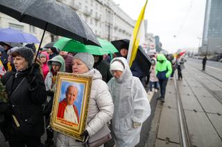 Narodowy Marsz Papieski przeszedł przez Warszawę. Tłumy wiernych na ulicach