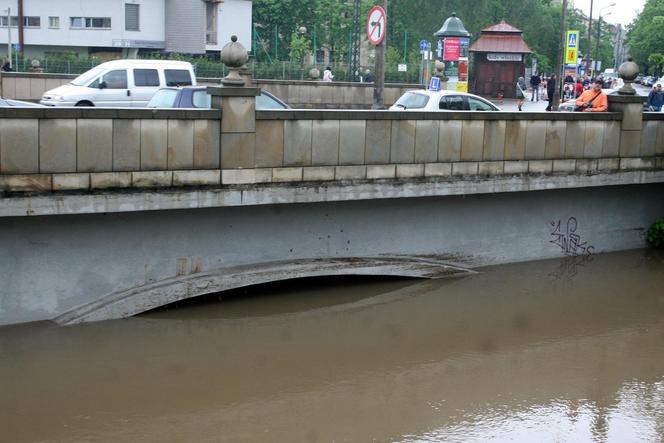 Wielka woda wdzierała się do domów. 14 lat temu Kraków i Małopolska walczyły z powodzią