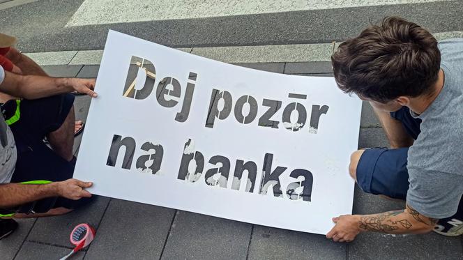 Chorzów: Dej pozór na banka! - takie napisy ostrzegają pieszych na przejściach