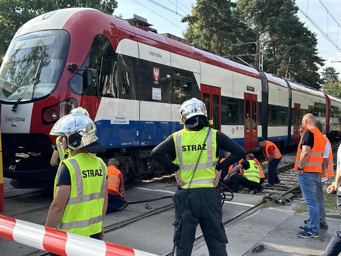 Autobus miejski zderzył się z pociągiem WKD. Ranni pasażerowie przewiezieni do szpitala