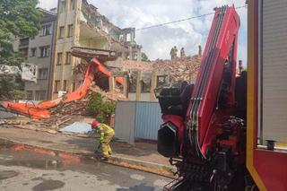 Kielce. Koparka przewróciła się do góry gąsienicami! Kierowca jest ranny