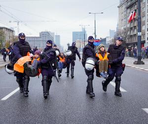 Incydent na Marszu Niepodległości w Warszawie. Aktywiści zablokowali trasę