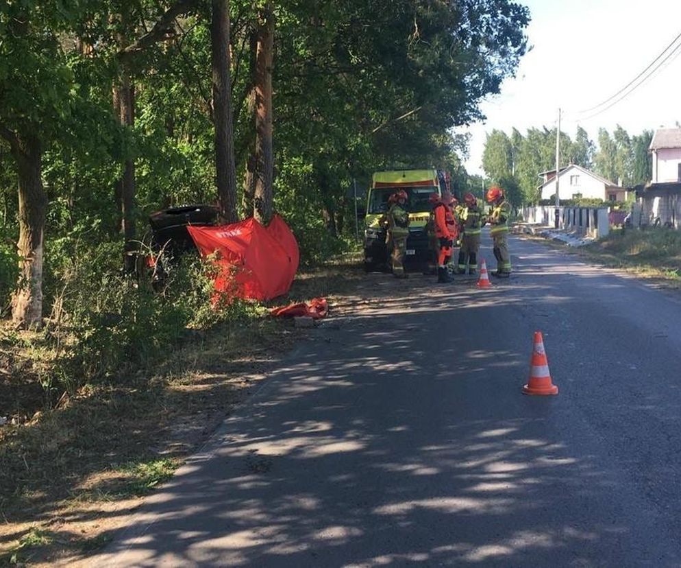 Tragiczny wypadek. 21-latek roztrzaskał się na drzewie. Nie miał żadnych szans