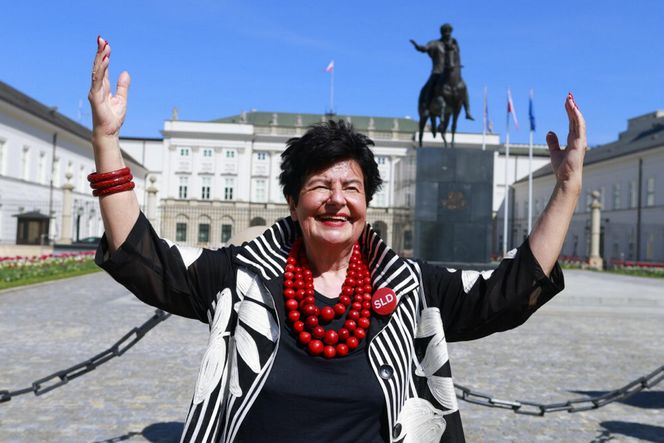  Joanna Senyszyn w czerwonych koralach  