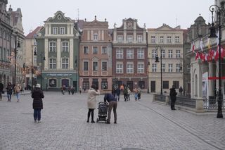 Tłumy ludzi na świątecznym spacerze na Starym Rynku w Poznaniu
