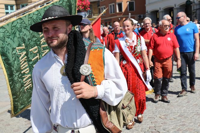 150-lecie przewodnictwa tatrzańskiego. Przemarsz przewodników po Krupówkach w Zakopanem