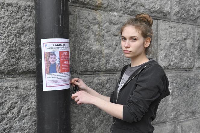 Michalina Kłodnicka z plakatem dotyczącym zaginięcia Mateusza